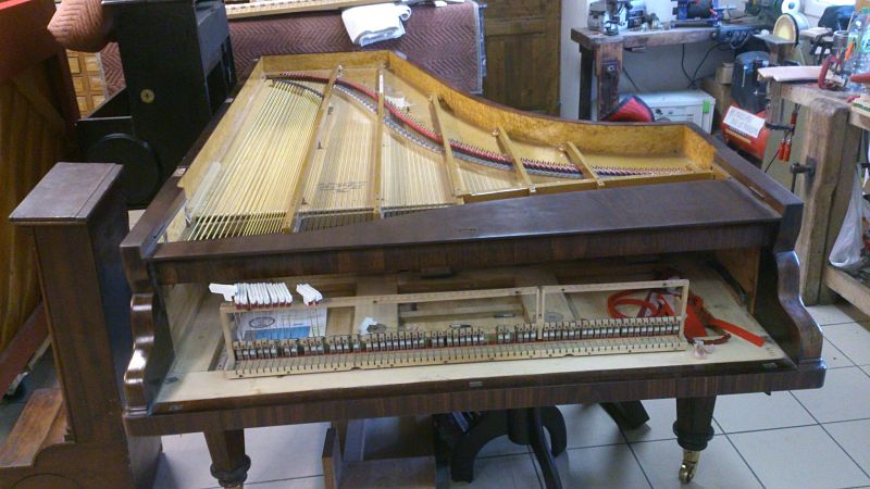 Our Erard de concert (2m50) from 1875 is progressing. We start the restoration of the dampers.