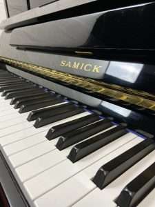 Piano droit Samick laqué noir | Dumas Piano