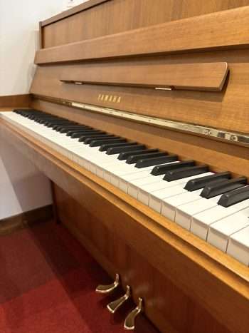 Piano droit Yamaha | Dumas Piano