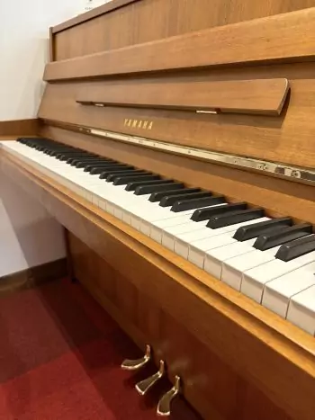 Piano droit Yamaha | Dumas Piano
