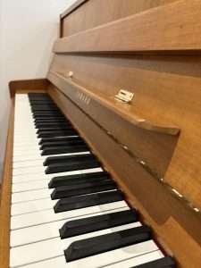 Piano droit Yamaha | Dumas Piano