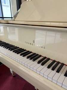 Piano à queue Young Chang laqué ivoire | Dumas Piano