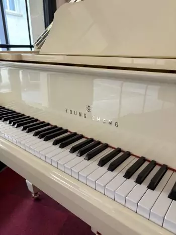 Piano à queue Young Chang laqué ivoire | Dumas Piano