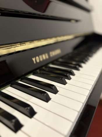 Piano droit laqué noir Young Chang | Dumas Piano