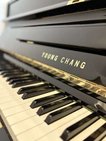 Piano droit laqué noir Young Chang | Dumas Piano