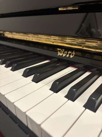 Piano laqué noir Bord | Dumas Piano