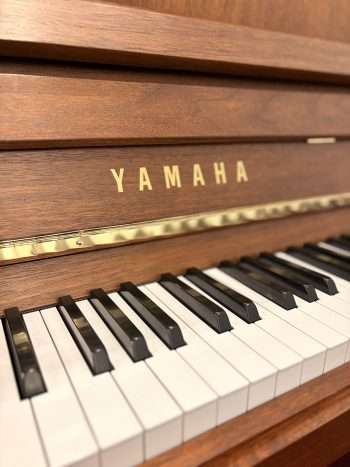 Piano droit Yamaha | Dumas Piano