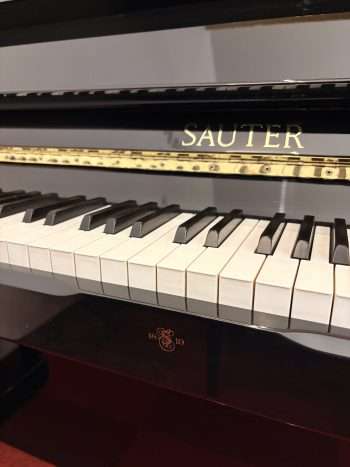 Piano droit Sauter Carus 112 laqué noir | Dumas Piano