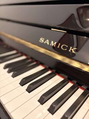 Piano Samick laqué noir | Dumas Piano