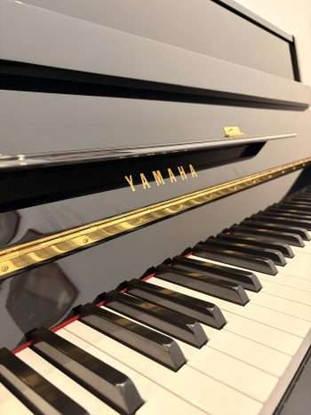 piano droit d'étude Yahama laqué noir | Dumas Piano