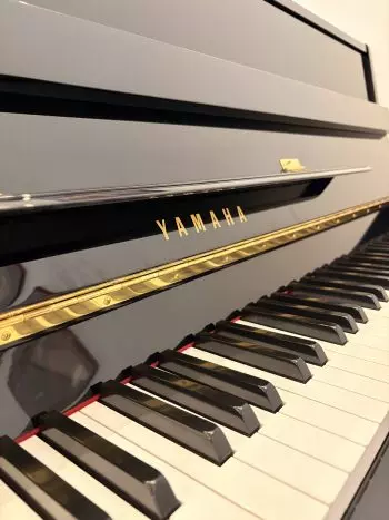piano droit d'étude Yahama laqué noir | Dumas Piano