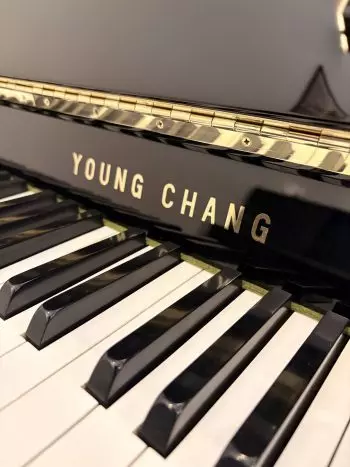 Piano droit Young Chang laqué noir | Dumas Piano