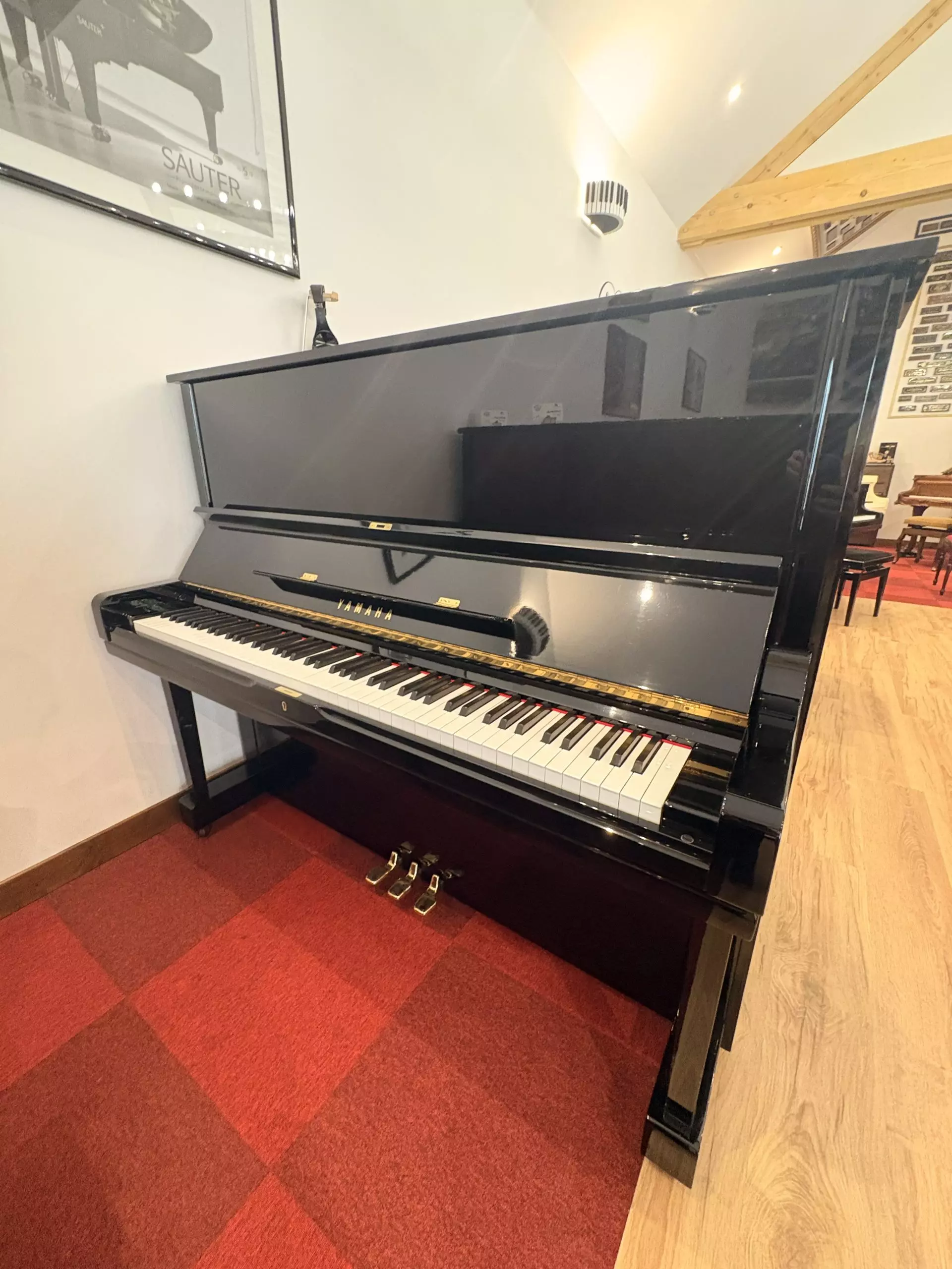 Piano droit Yamaha laqué noir | Dumas Piano