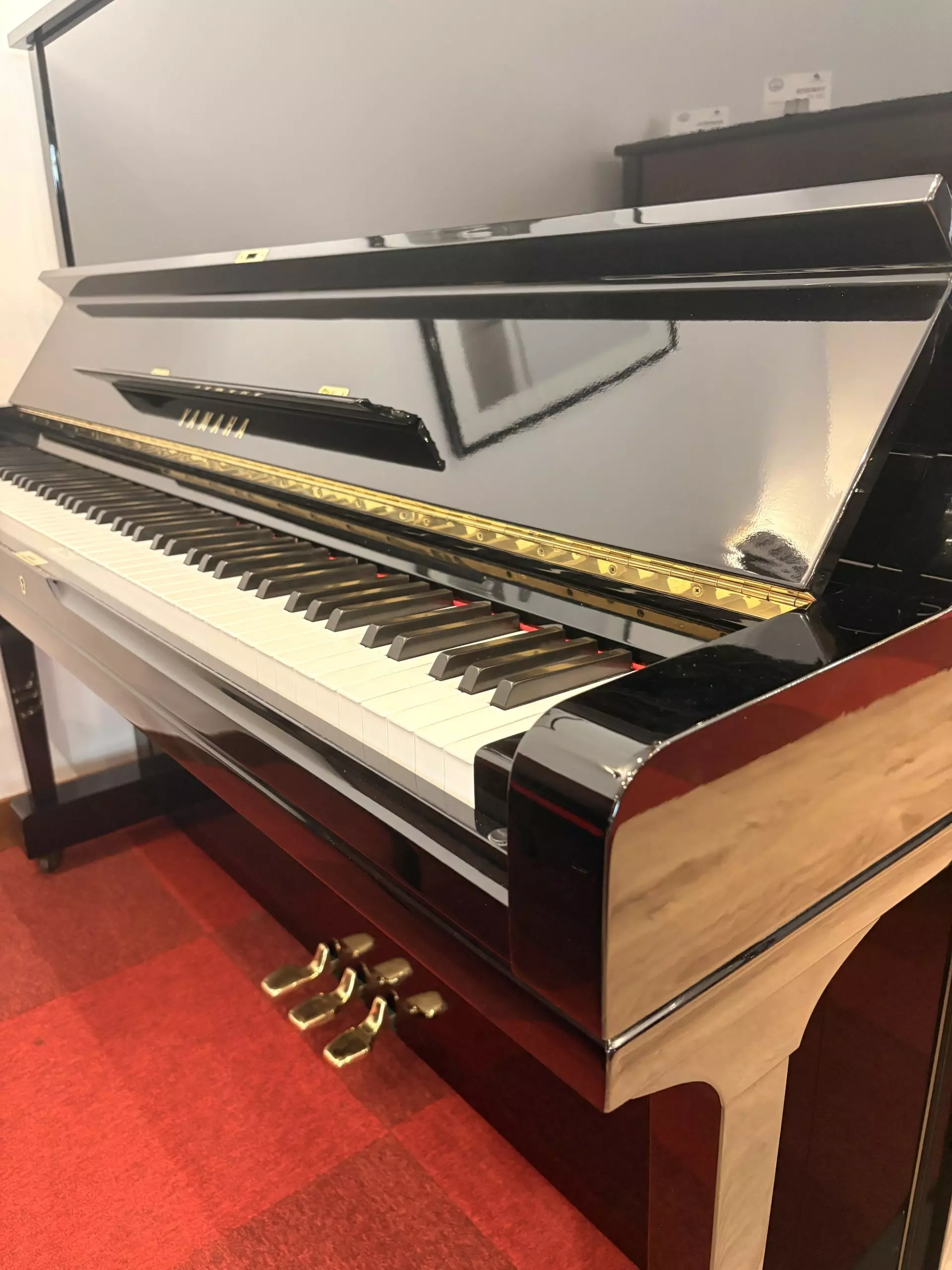 Piano droit Yamaha laqué noir | Dumas Piano