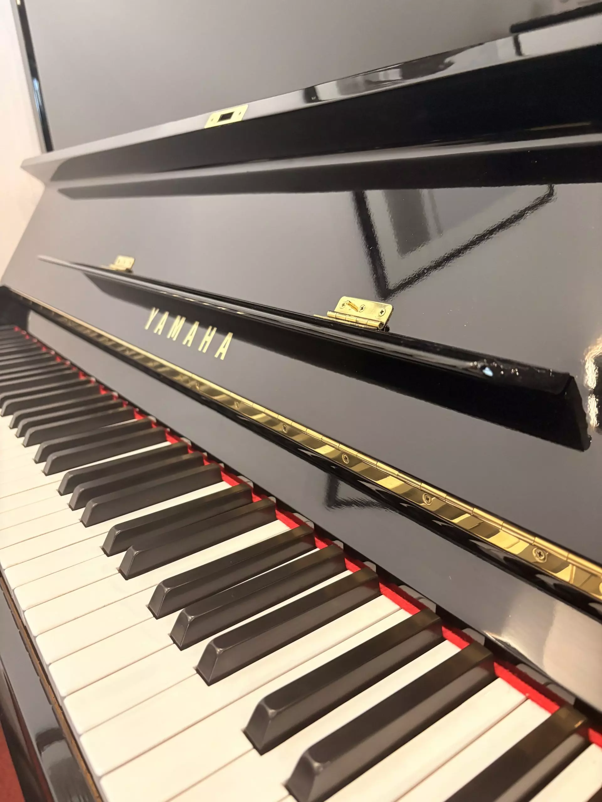 Piano droit Yamaha laqué noir | Dumas Piano