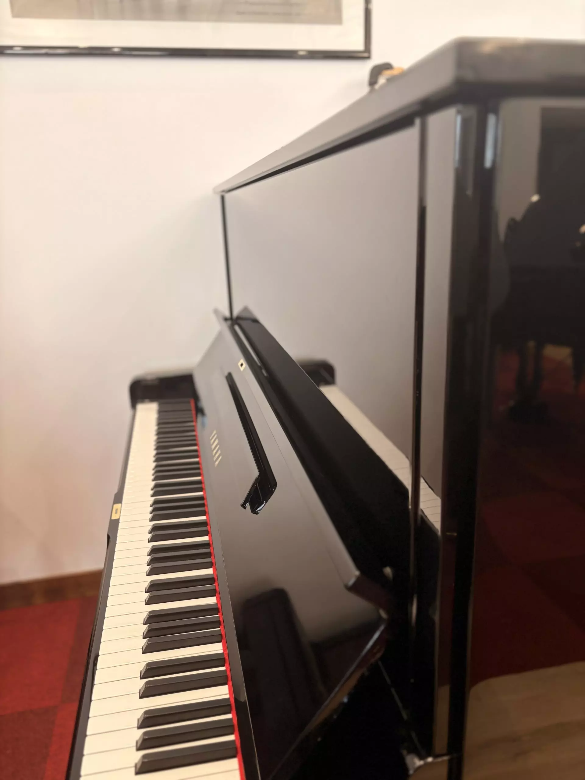 Piano droit Yamaha laqué noir | Dumas Piano