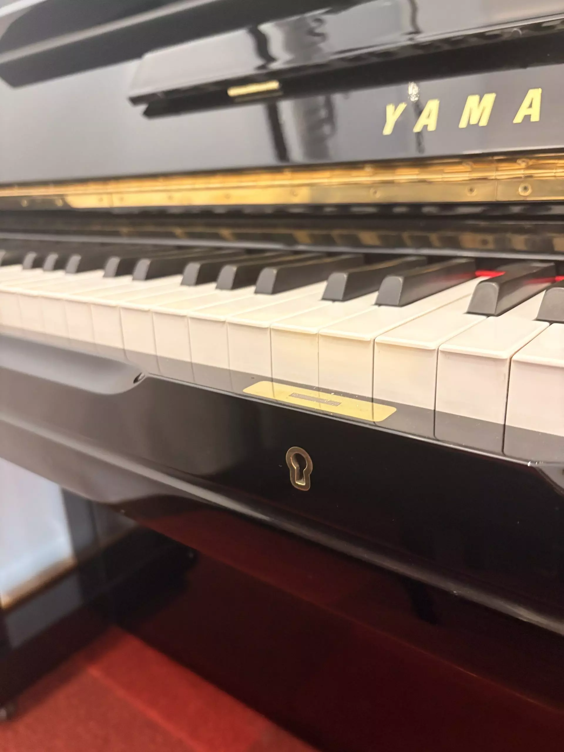 Piano droit Yamaha laqué noir | Dumas Piano